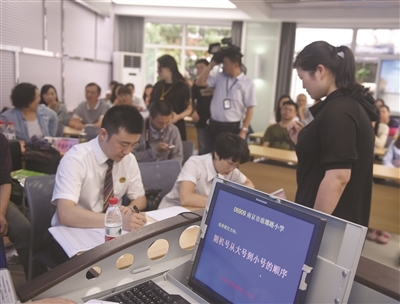 摇中29中，妈妈喜极而泣：再远都上！