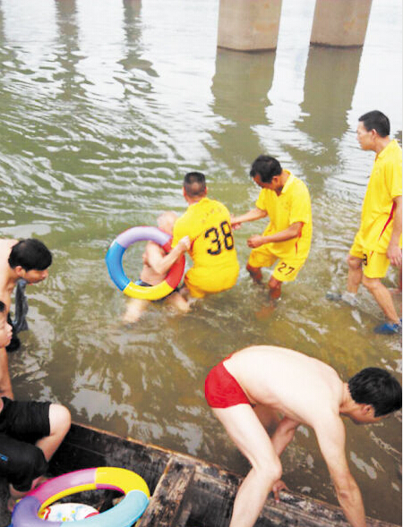 湘江4人下水救落水男娃娃5人反被困水中 不会游泳下水救人牺牲引起群众争论